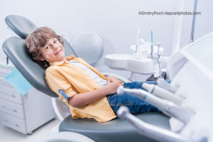 Lachender Junge beim Zahnarzt