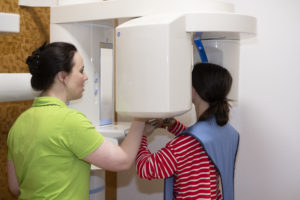 Johanna und Anne am Röntgengerät